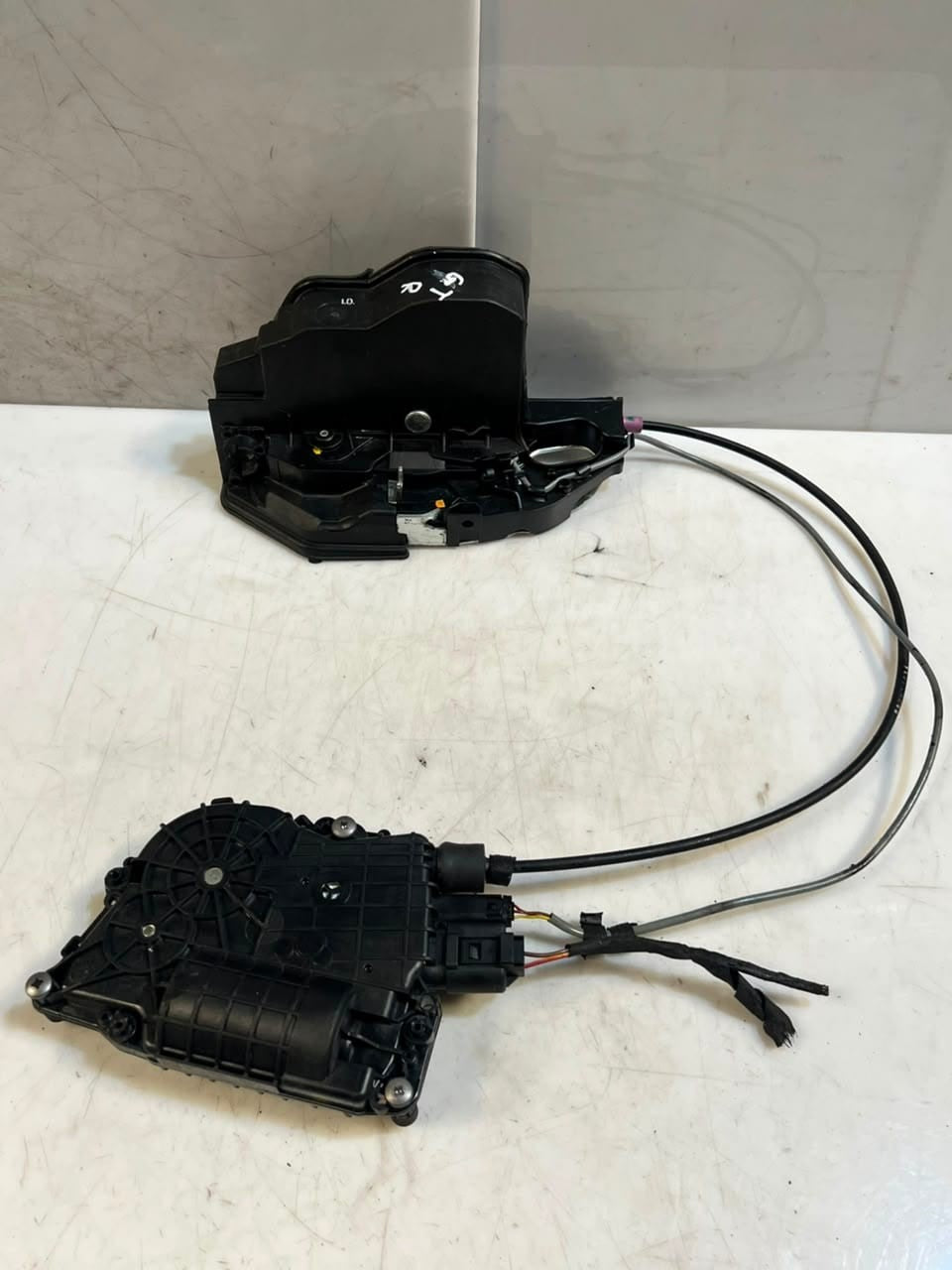 BMW 5' F07 Gran Turismo Door Lock Complete Front Right Auto Soft Close 7148476