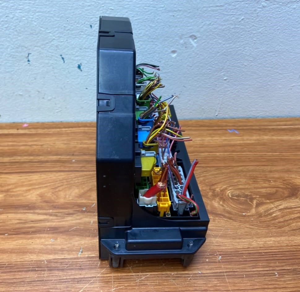 Mercedes-Benz W212 Sam Fuse Box Control Module A2129009905  C-Class W204