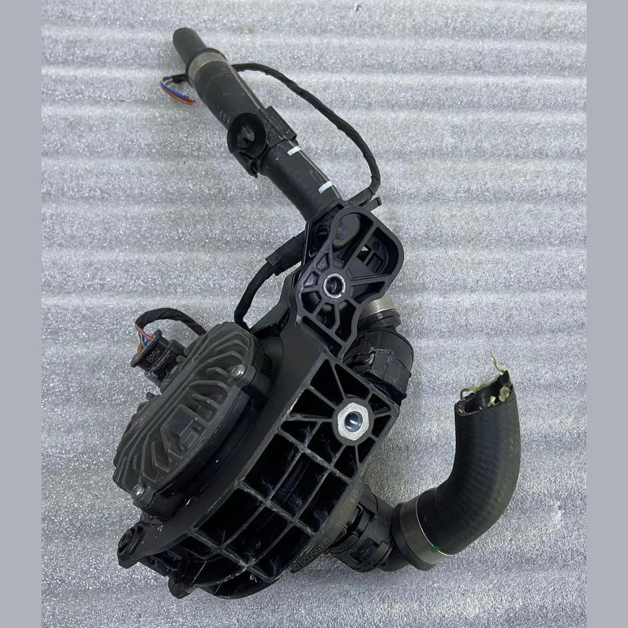 OEM BMW F70 F74 F78 U06 U11 U12 U10 LCI Auxiliary Water Pump 9455020 BOSCH