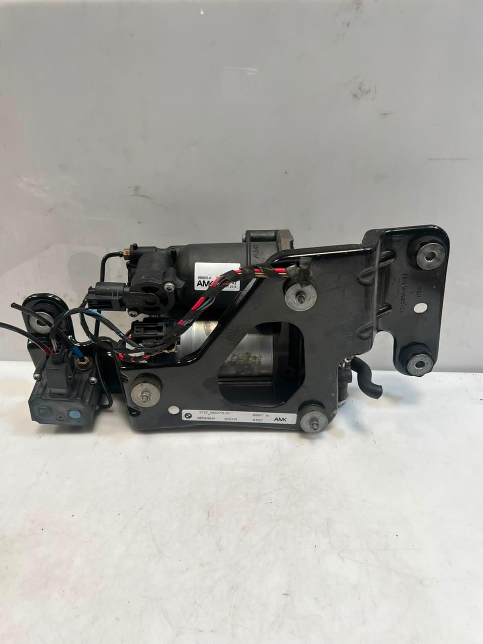 2007-2013 BMW X5 E70 and X6 E71 Air Suspension Compressor Pump 6859714 OEM