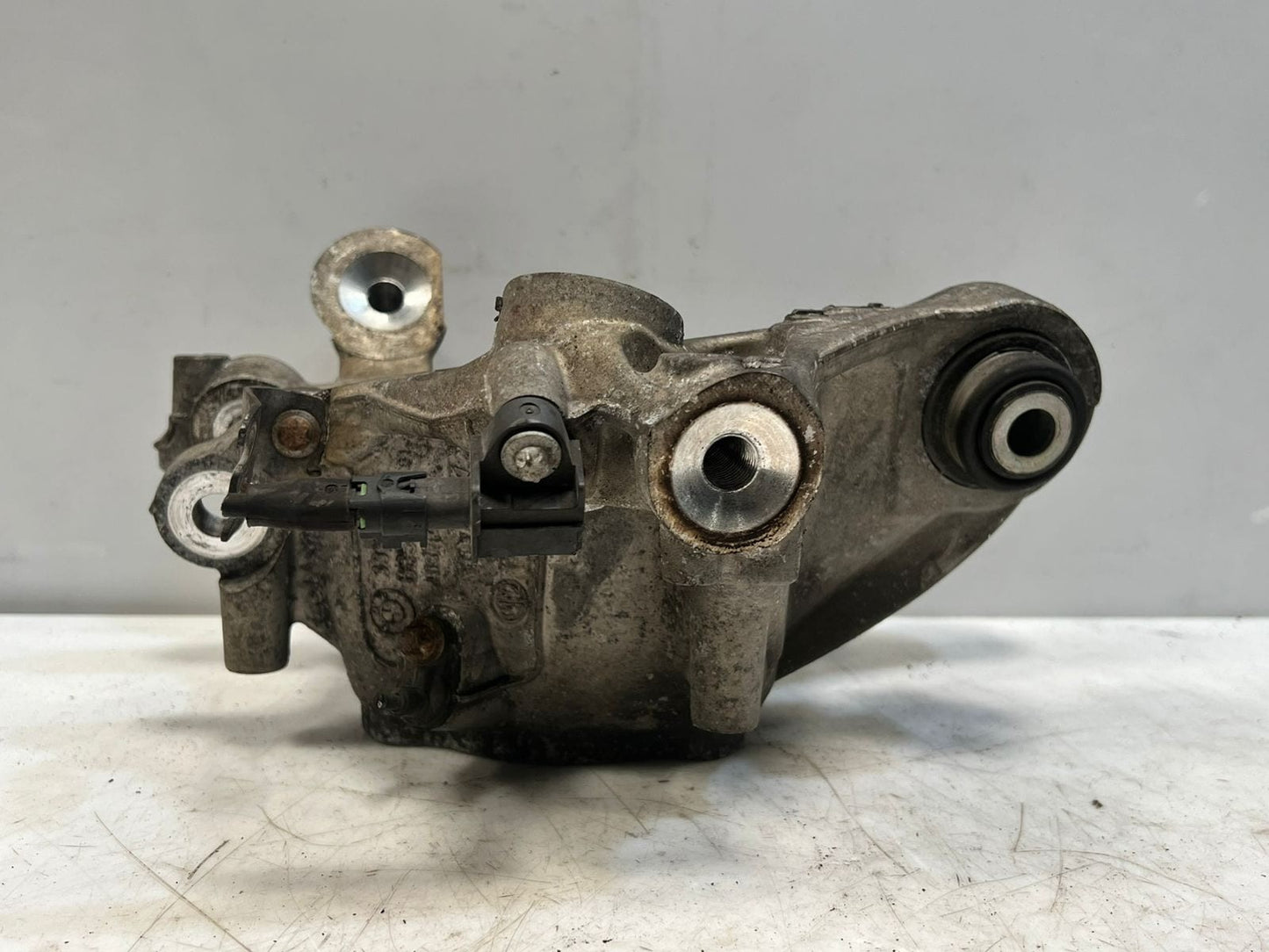 BMW 8 Series G14 G15 G16 Rear Wheel Hub Carrier Rear Left SPINDLE 6850563 OEM