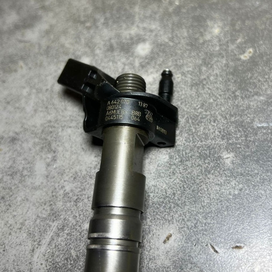 Genuine Mercedes W164 W211 Fuel Injector Sprinter OM642 A642 0701387 Oem Diesel