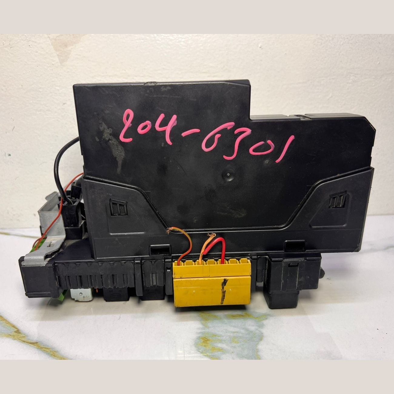 Mercedes-Benz W204 Rear Fuse Box Control Unit A 204 900 63 01