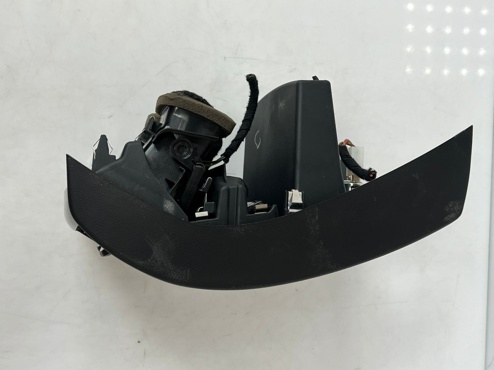 BMW F90 M5, G30, G31, G32 Rear Center Console Fresh Air Vent Grille 9357866 OEM 