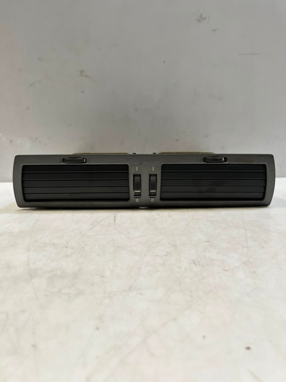 2005 BMW 7 Series E65 E66 745Li Center Dashboard AIR GRILLE Vent 8223599 OEM