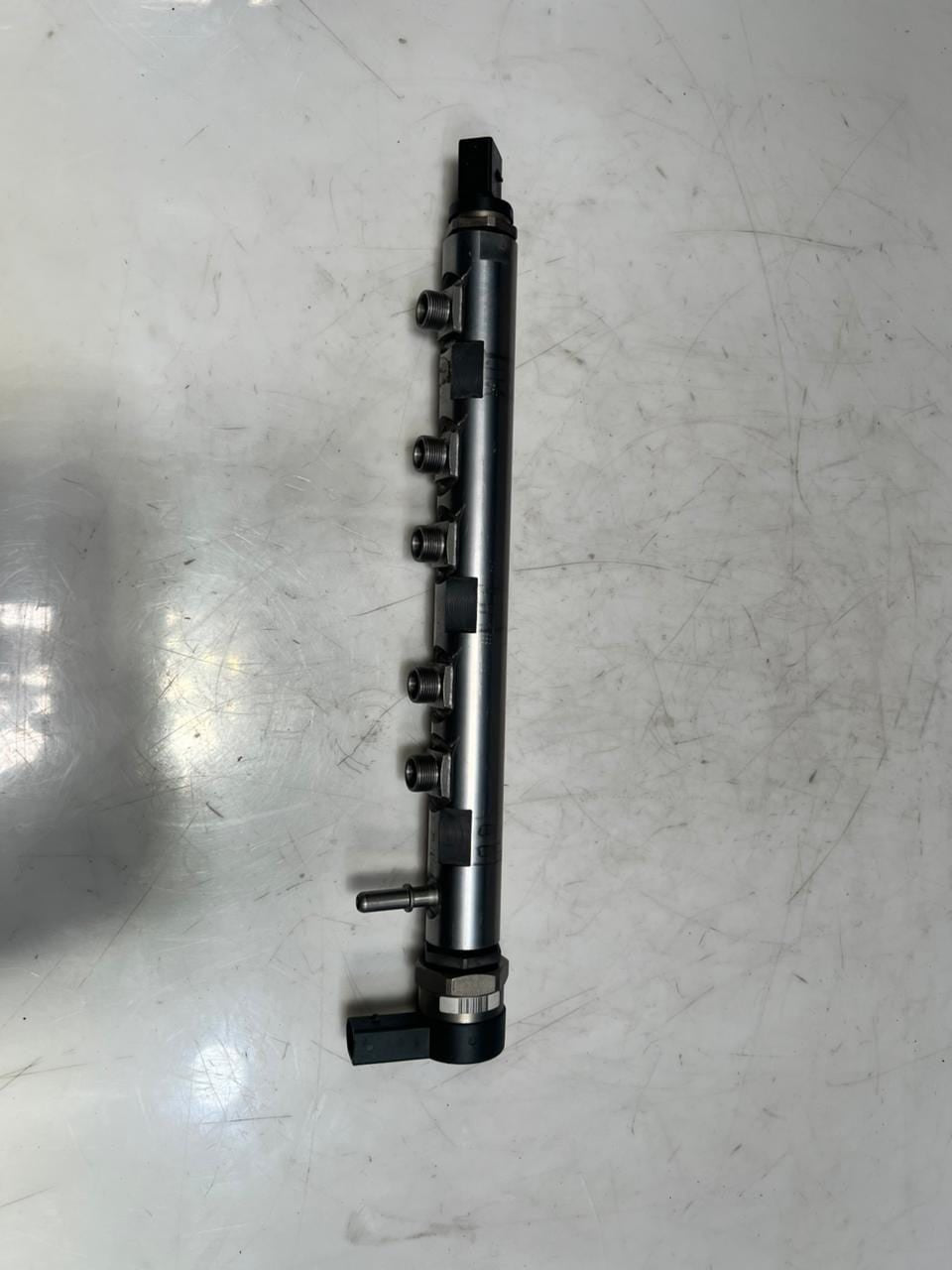 BMW 1' F10 F30 E90 E81 E87 N47 2.0L Fuel Injection Rail With Sensor 7809127 OEM