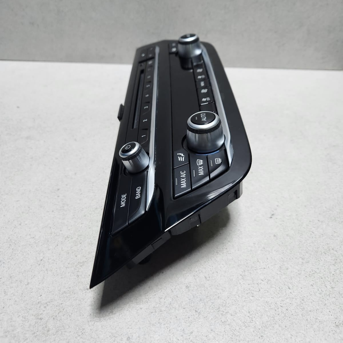 2019-2020 BMW 530e Climate Control And Audio Control Panel 7947859