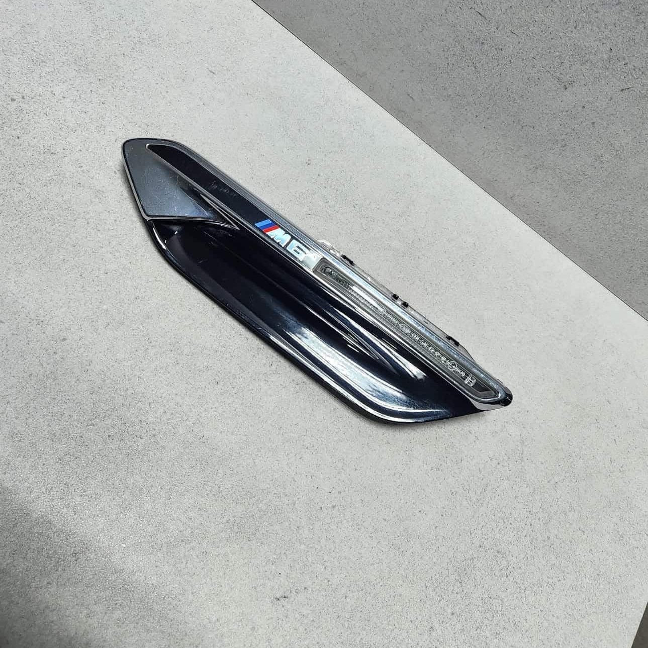 2012-2018 BMW M6 Front Fender Side Marker Light 8050519 M6 F06 F12 F13