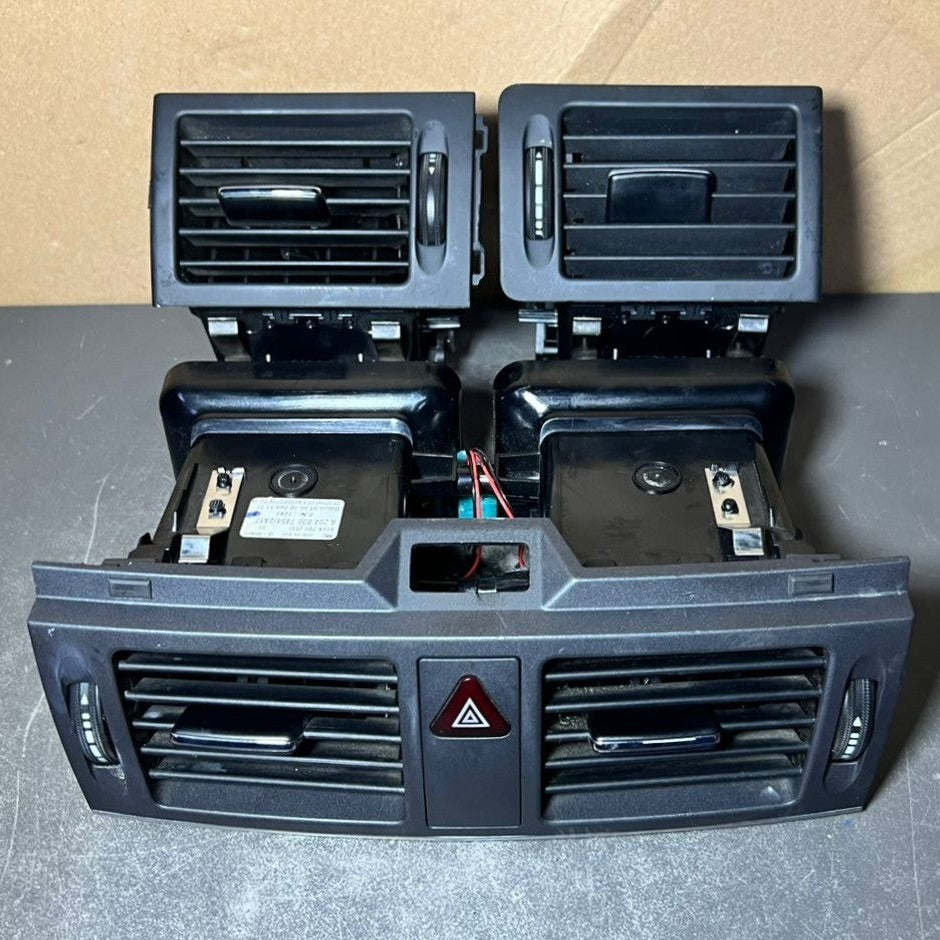 08-10 Mercedes W204 C-Class Front Center Dashboard  Heater A/C Air Vent Set
