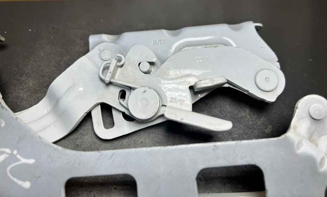 2015-2020 Mercedes-Benz C-Class W205 Front Right Side Bonnet Hinge A205 8800928