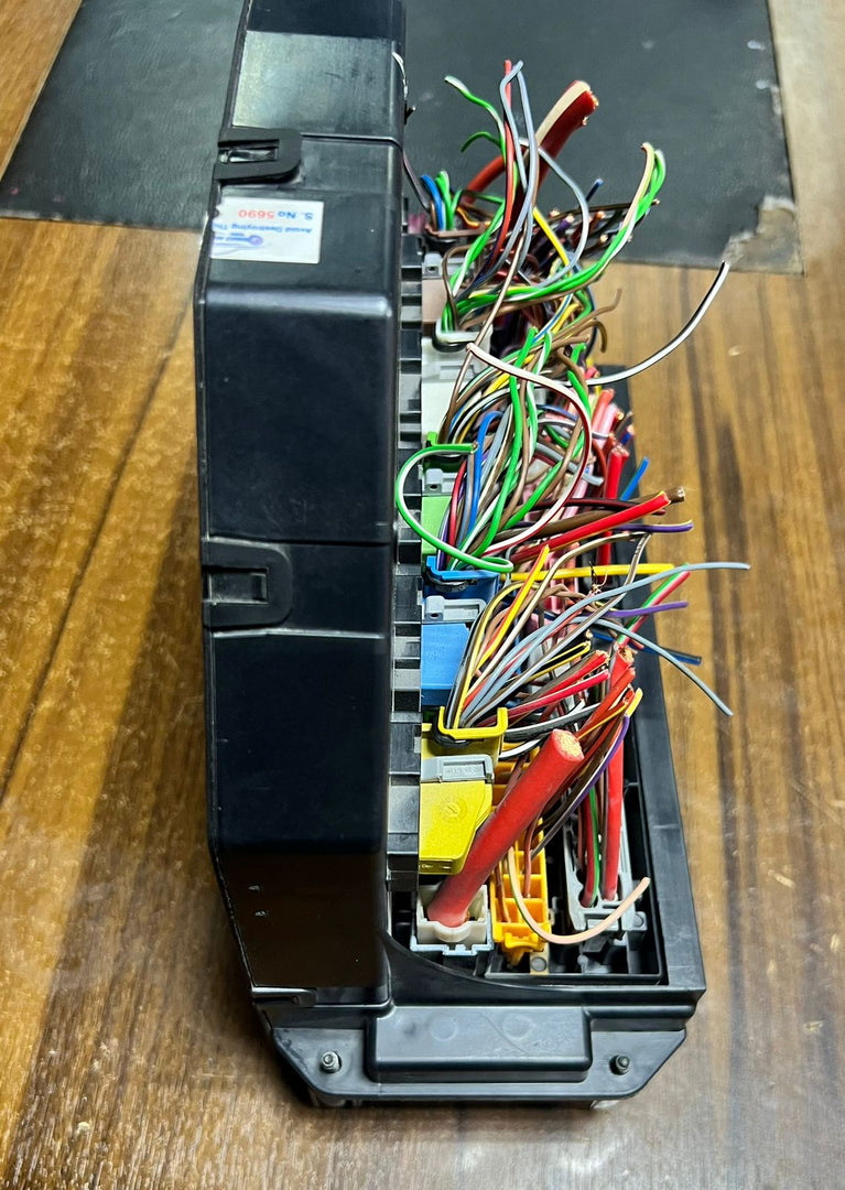 2010-2016 Mercedes-Benz W212 W204 Front SAM Module Relay Fuse Box A212 9006724 OEM