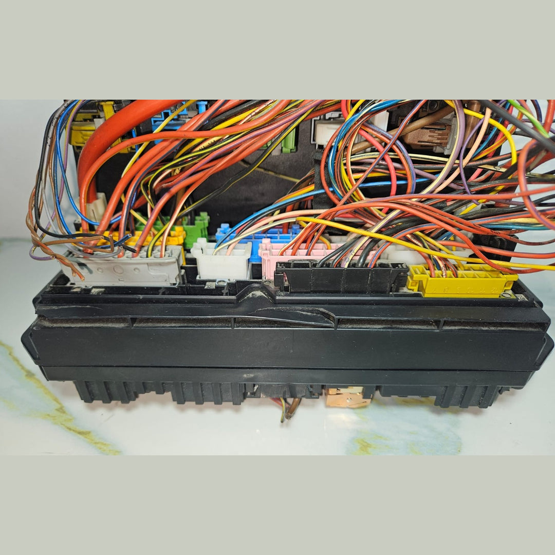 10-16 Mercedes-Benz W212 W204 Front SAM Module Relay Fuse Box A212 9006012 OEM