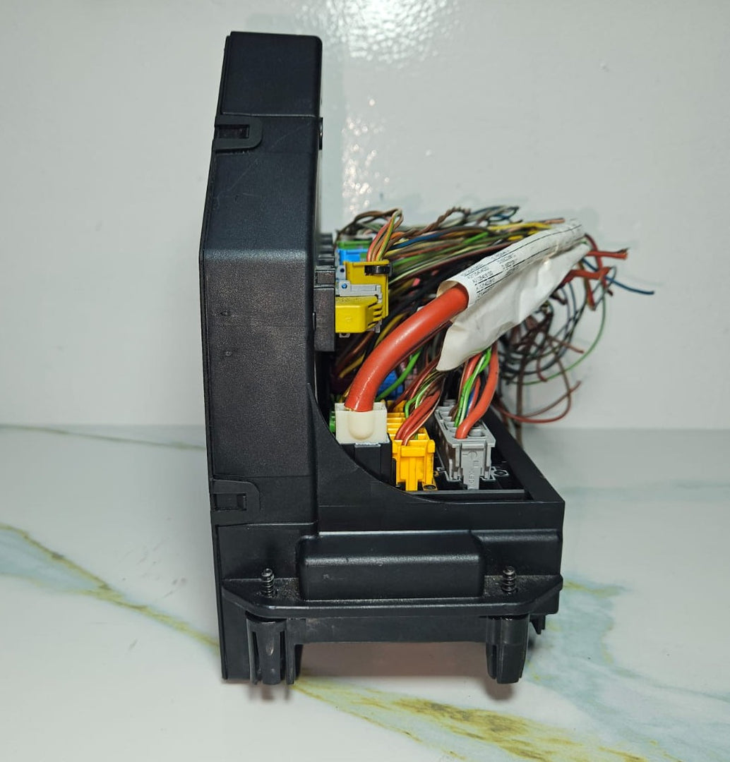 10-16 Mercedes-Benz W212 W204 Front SAM Module Relay Fuse Box A212 9007104 OEM