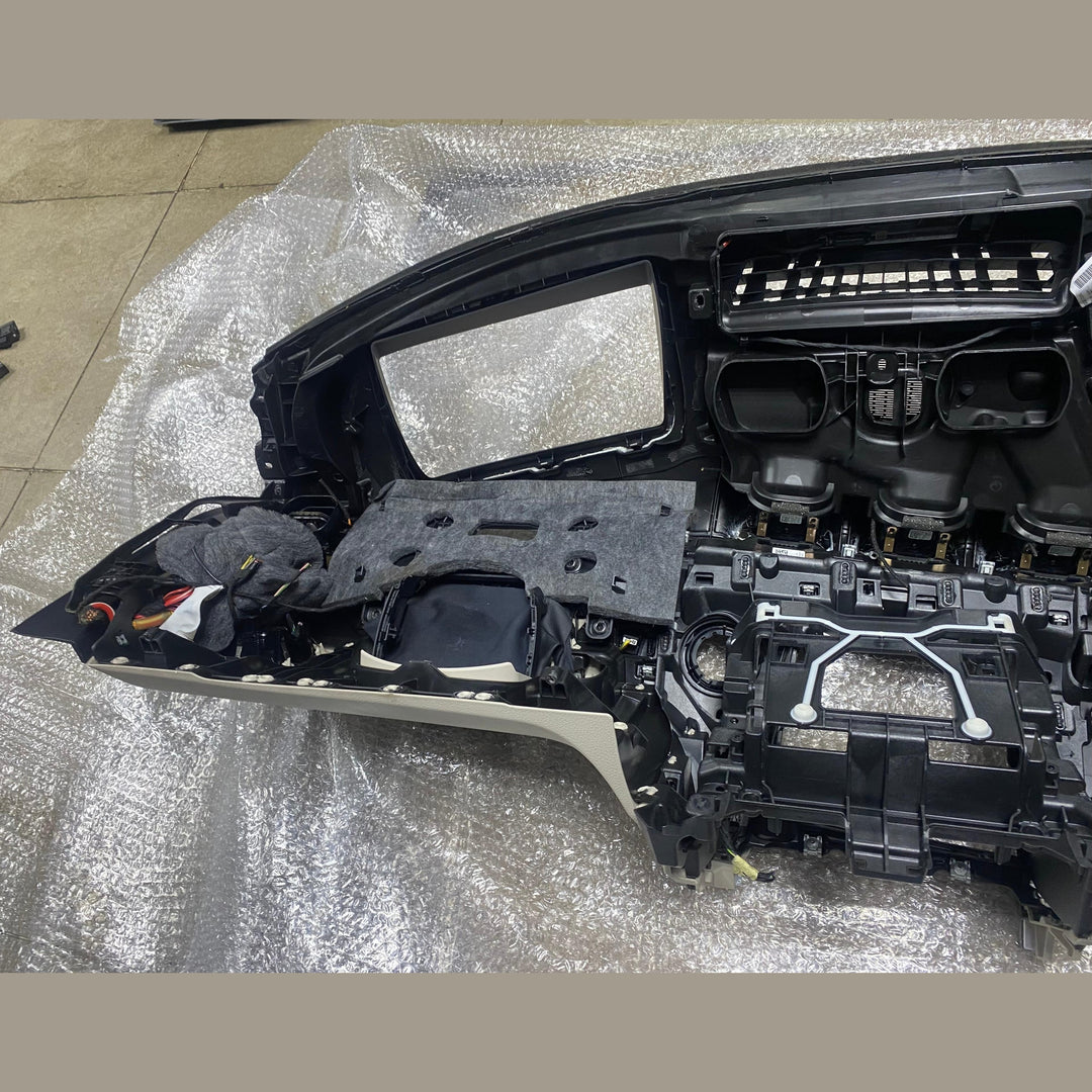 لوحة القيادة لسيارة مرسيدس C250 موديل 2023 ذات المقود الأيمن (الفئة C) A206 6803307