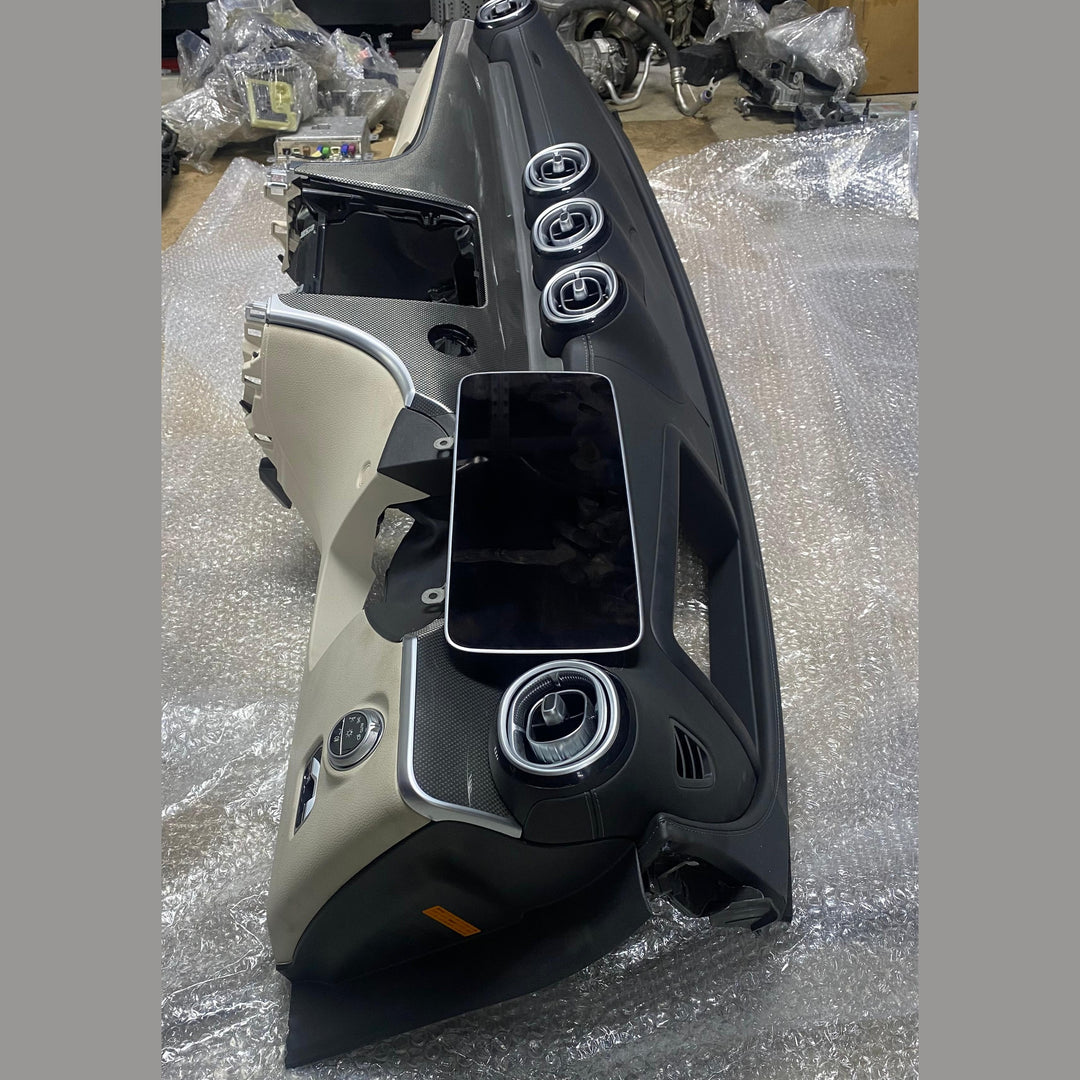 لوحة القيادة لسيارة مرسيدس C250 موديل 2023 ذات المقود الأيمن (الفئة C) A206 6803307