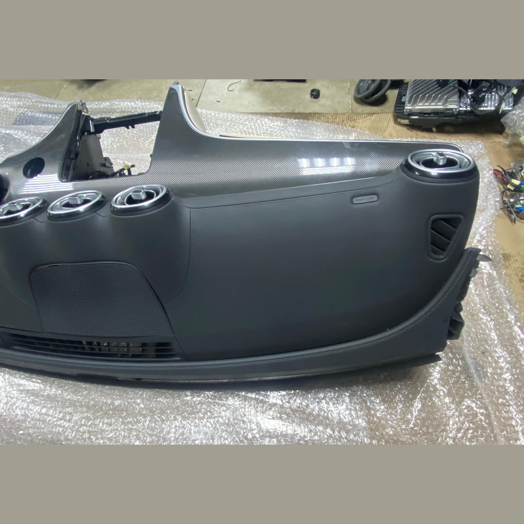 لوحة القيادة لسيارة مرسيدس C250 موديل 2023 ذات المقود الأيمن (الفئة C) A206 6803307