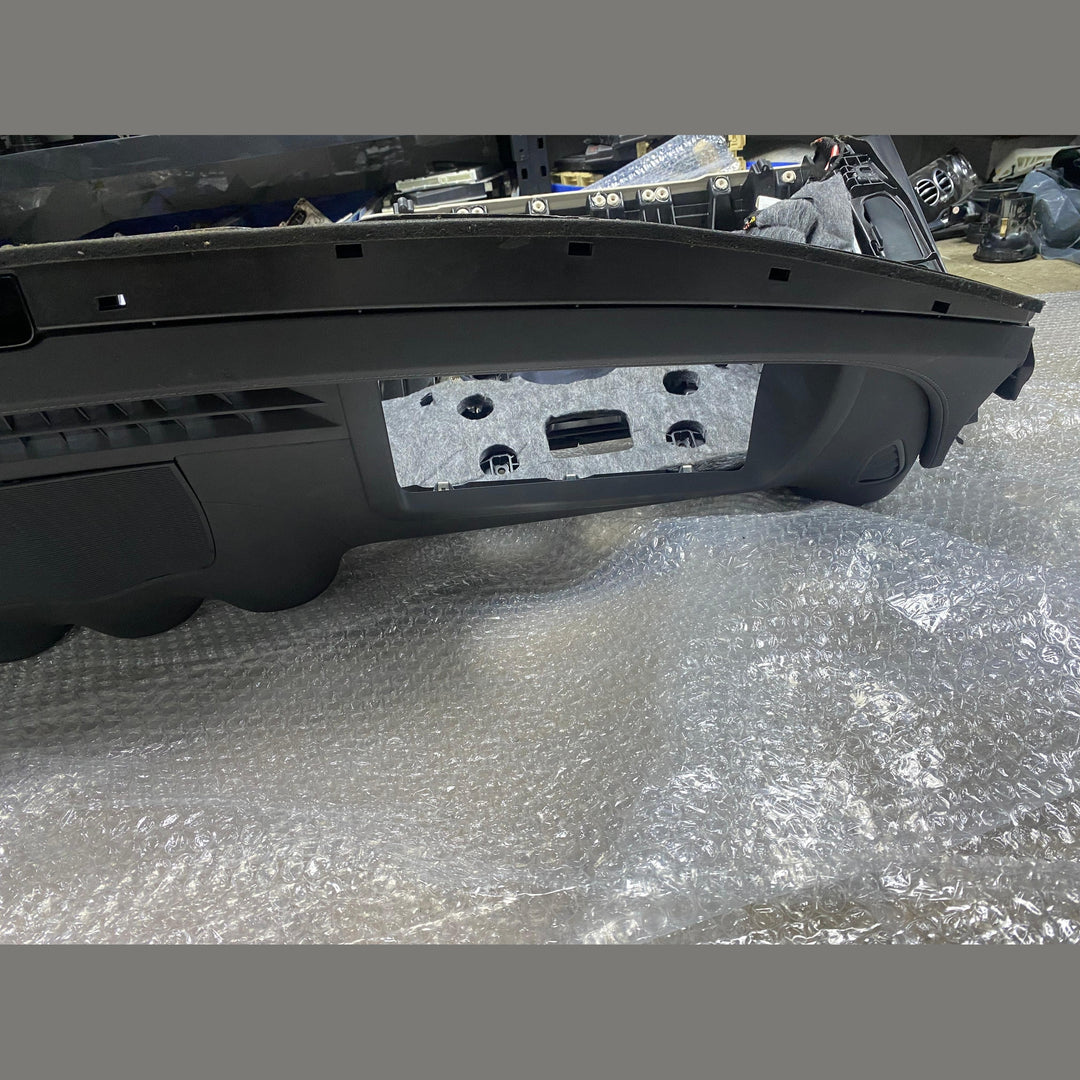 لوحة القيادة لسيارة مرسيدس C250 موديل 2023 ذات المقود الأيمن (الفئة C) A206 6803307