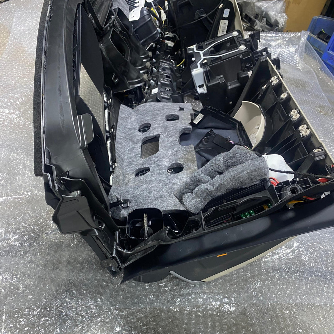 لوحة القيادة لسيارة مرسيدس C250 موديل 2023 ذات المقود الأيمن (الفئة C) A206 6803307