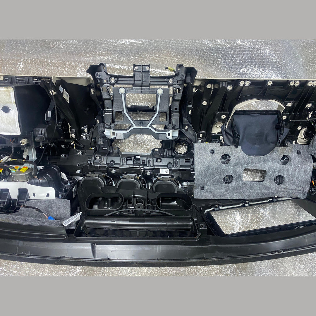 لوحة القيادة لسيارة مرسيدس C250 موديل 2023 ذات المقود الأيمن (الفئة C) A206 6803307