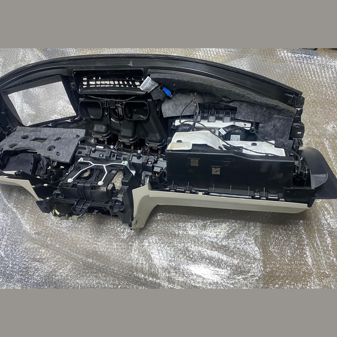 لوحة القيادة لسيارة مرسيدس C250 موديل 2023 ذات المقود الأيمن (الفئة C) A206 6803307