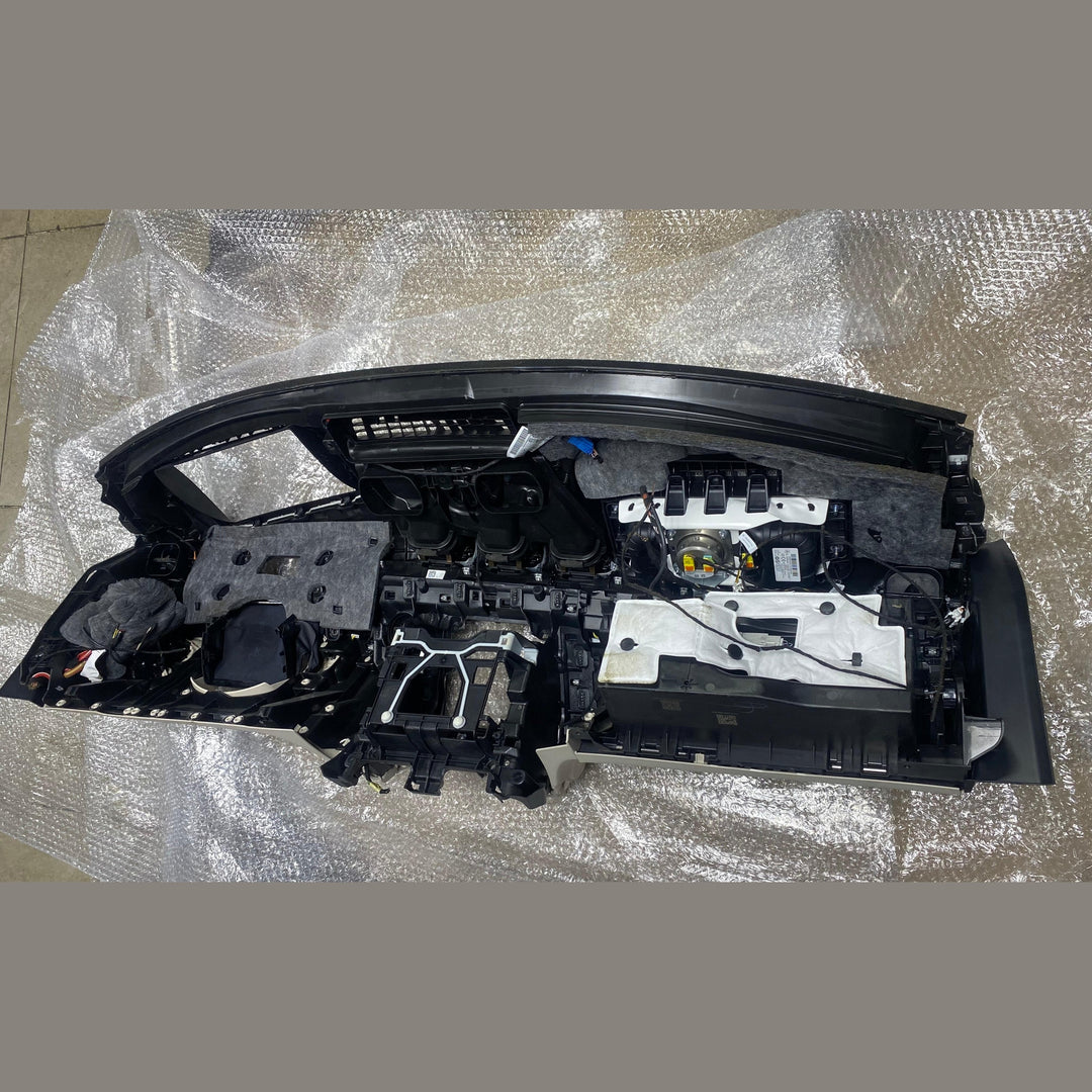 لوحة القيادة لسيارة مرسيدس C250 موديل 2023 ذات المقود الأيمن (الفئة C) A206 6803307