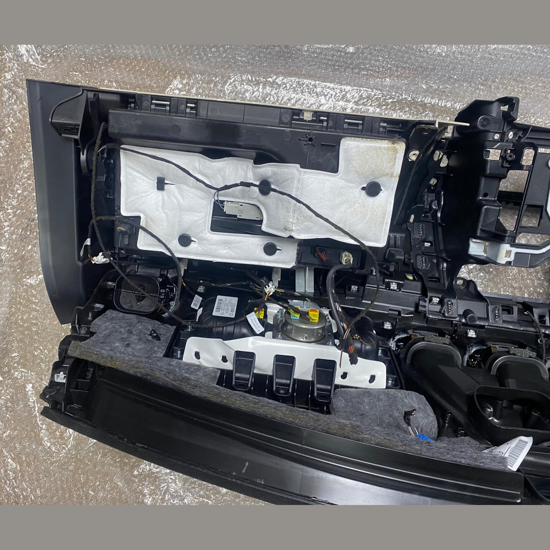 لوحة القيادة لسيارة مرسيدس C250 موديل 2023 ذات المقود الأيمن (الفئة C) A206 6803307