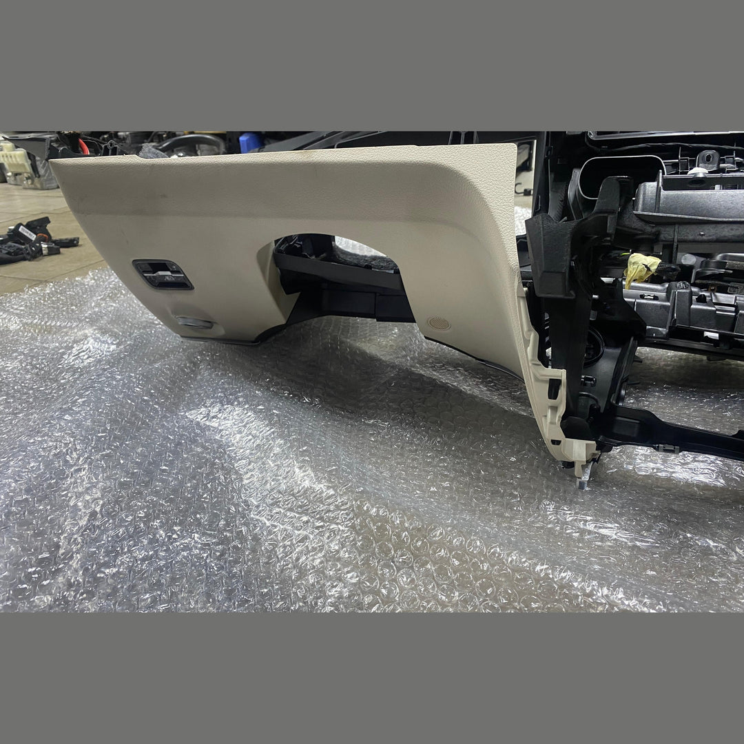 لوحة القيادة لسيارة مرسيدس C250 موديل 2023 ذات المقود الأيمن (الفئة C) A206 6803307