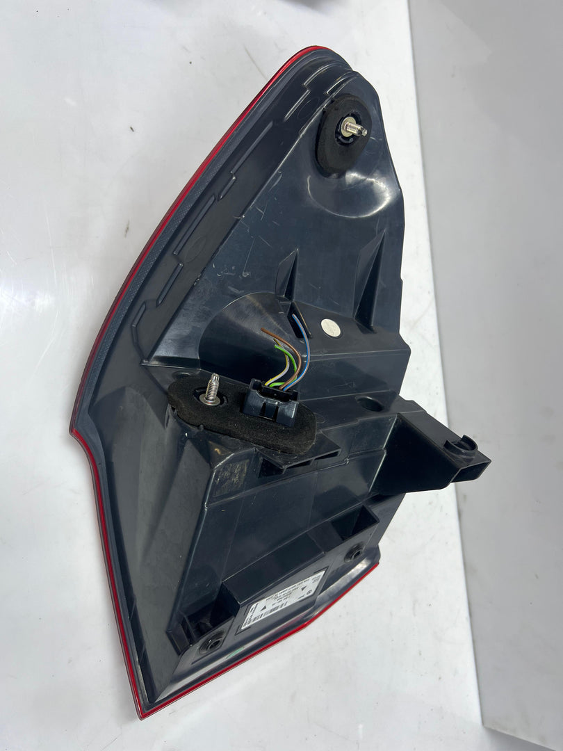 مصباح خلفي أيمن لسيارة بي إم دبليو الفئة الخامسة جران توريزمو F07 LCI رقم 7306166