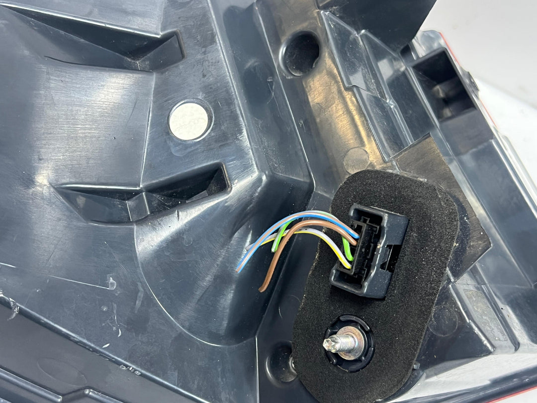 مصباح خلفي أيمن لسيارة بي إم دبليو الفئة الخامسة جران توريزمو F07 LCI رقم 7306166