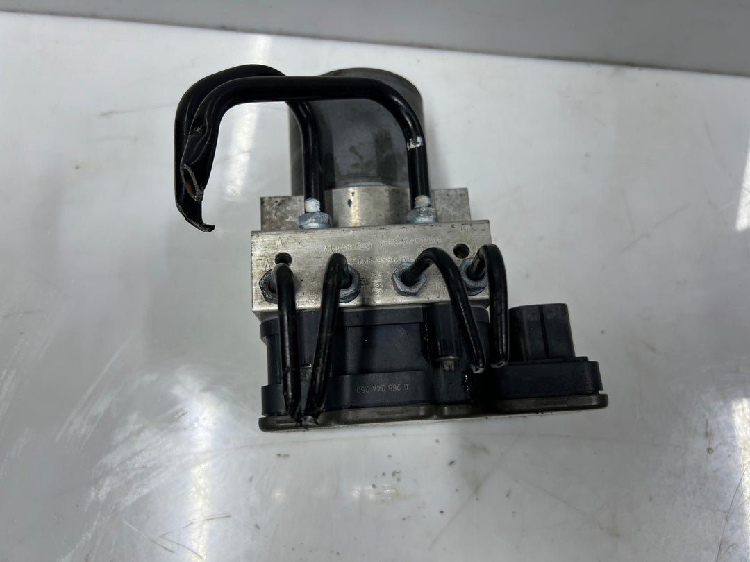 2014-2018 BMW F15 X5 and F16 X6 35iX Abs Disc Brake Pump Control Module 6864798