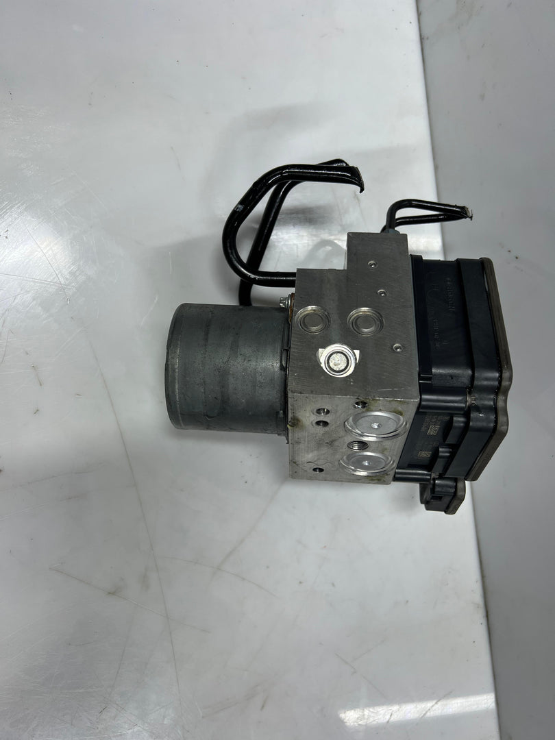 2014-2018 BMW F15 X5 and F16 X6 35iX Abs Disc Brake Pump Control Module 6864798