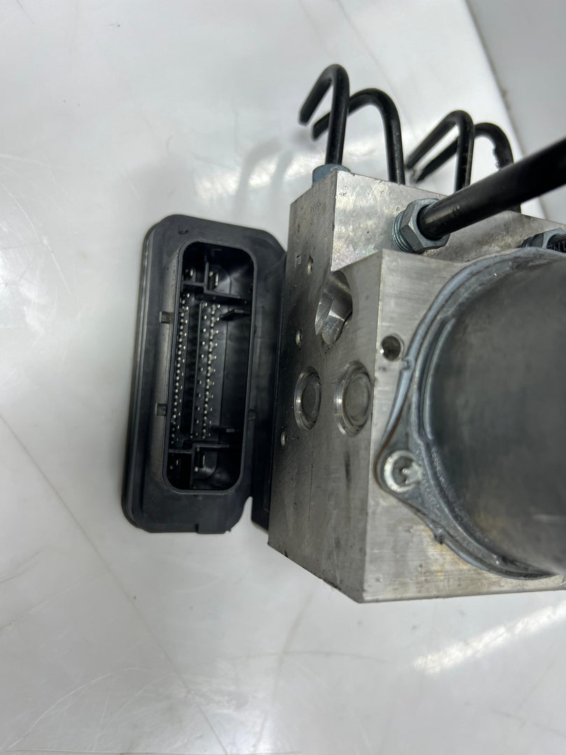 2014-2018 BMW F15 X5 and F16 X6 35iX Abs Disc Brake Pump Control Module 6864798