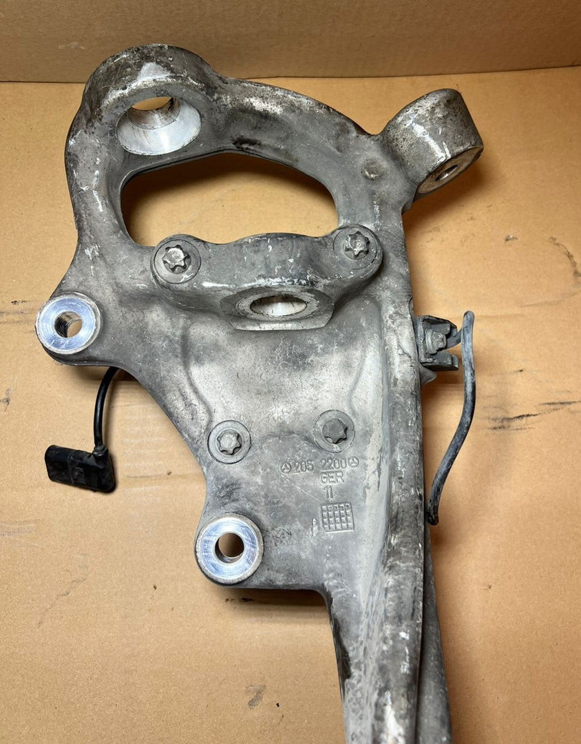 Mercedes-Benz W205 C-Class C300 C250 Front Right 2014-18 Knuckle Spindle Hub Carrier OEM