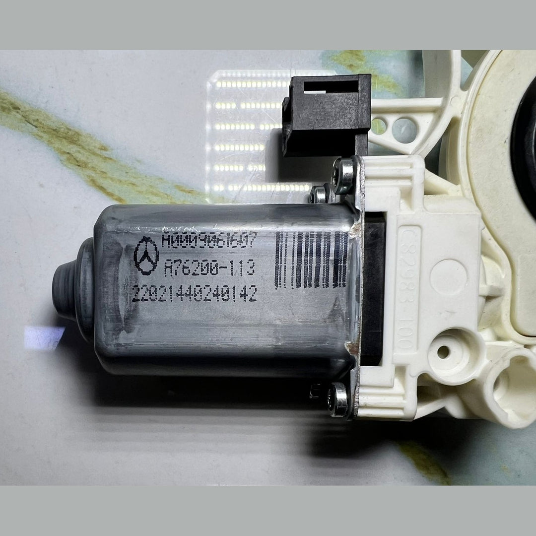 13-18 Mercedes-Benz W246 CLA Window Motor Front Right Side A000 9061607 OEM