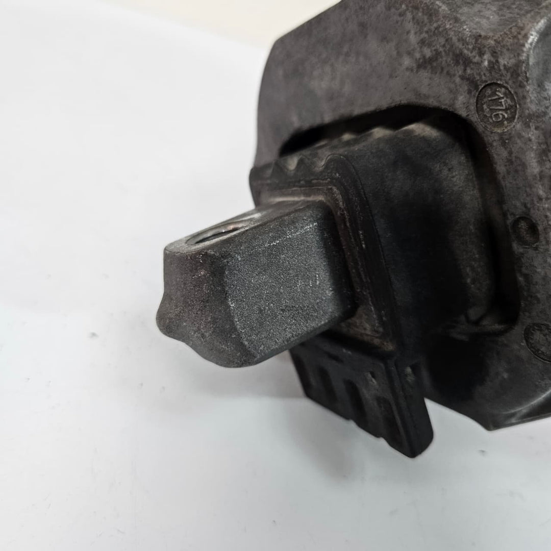 BMW 5 Series G30 G31 G38 530d Engine Mount Bracket Right 6860478 USED