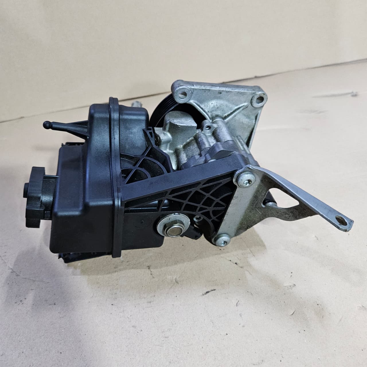 2011-2014 Mercedes C180 Power Steering Pump A0064664701 C-Class W204 and E-Class