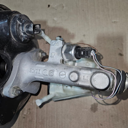 Mercedes-Benz C-Class CLC Brake Booster A0054304930 W203 C-Class OEM