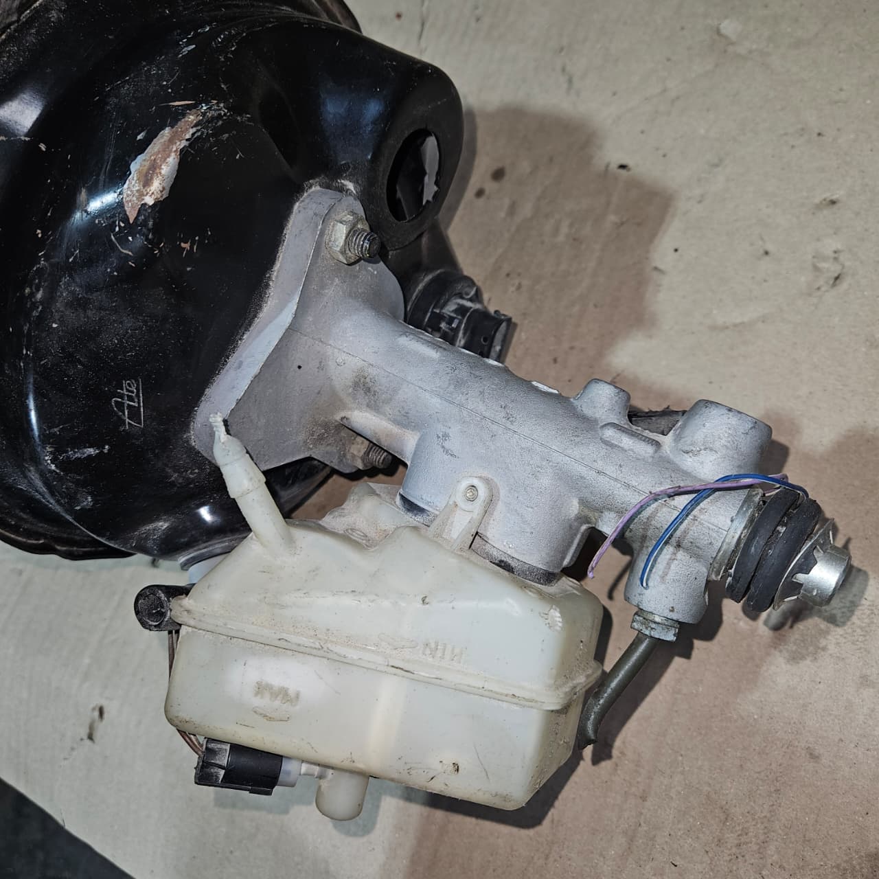 Mercedes-Benz C-Class CLC Brake Booster A0054304930 W203 C-Class OEM