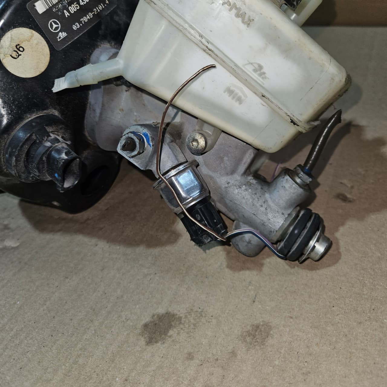 Mercedes-Benz C-Class CLC Brake Booster A0054304930 W203 C-Class OEM