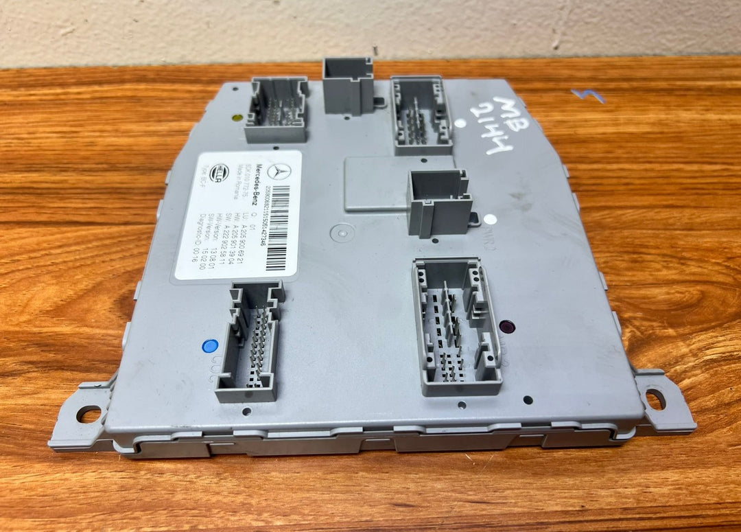2015-2020 Mercedes-Benz C-Class Front SAM Body Control Unit A2059006921 W205 OEM