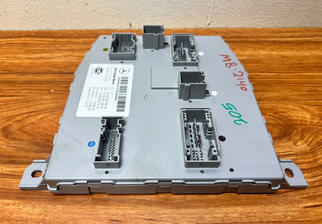 Mercedes-Benz Front SAM Body Control Module A2059006818 C-Class W205 OEM