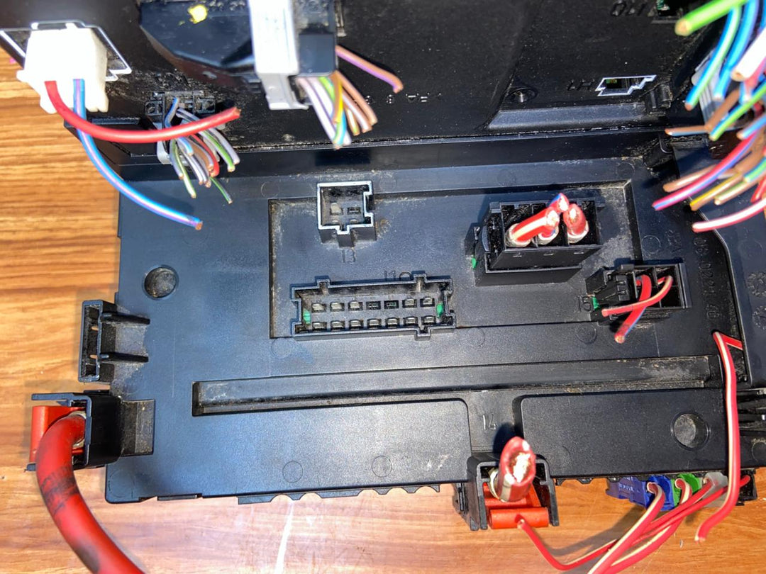 Mercedes-Benz S550 W221 Rear SAM Fuse Box Control Module A2215403050 A2215402462 OEM
