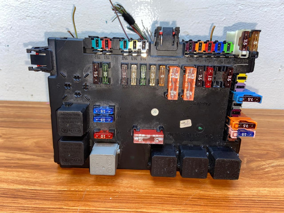 Mercedes-Benz S550 W221 Rear SAM Fuse Box Control Module A2219067100 A22190046012 OEM