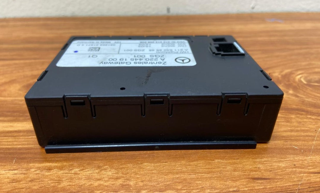 Mercedes-Benz Central Gateway Control Unit Module A2204451900 W220 OEM S-Class
