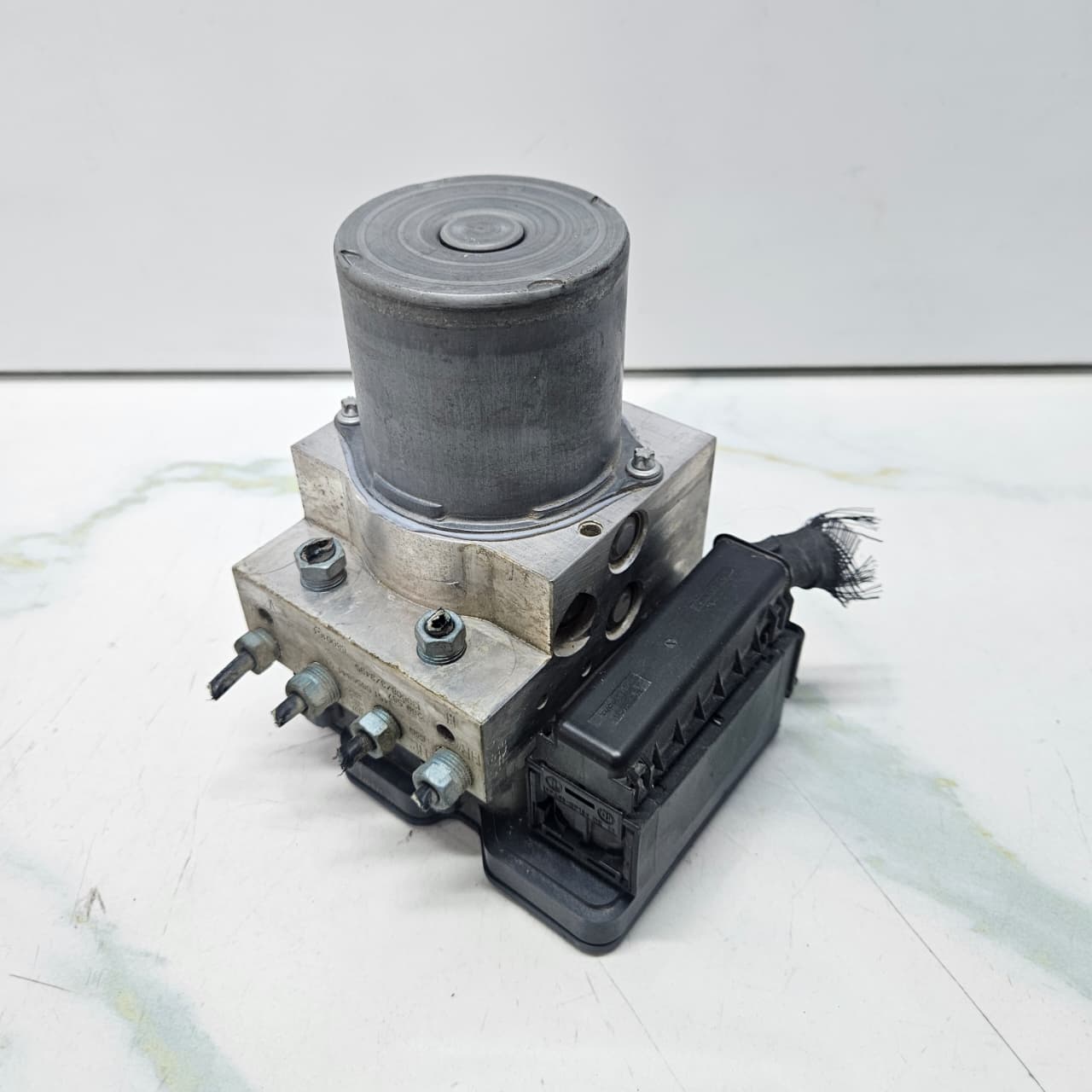 2012-2016 BMW 5 Series F10 F11 535i ABS Pump Control Module 6865852 OEM