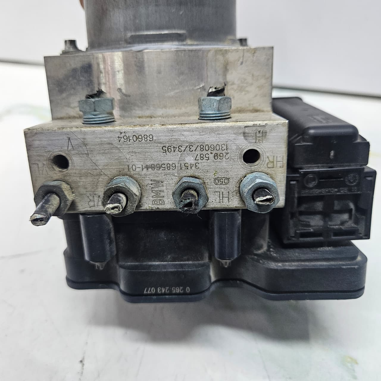 2012-2016 BMW 5 Series F10 F11 535i ABS Pump Control Module 6865852 OEM