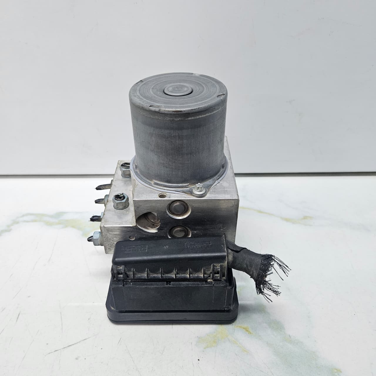 2012-2016 BMW 5 Series F10 F11 535i ABS Pump Control Module 6865852 OEM