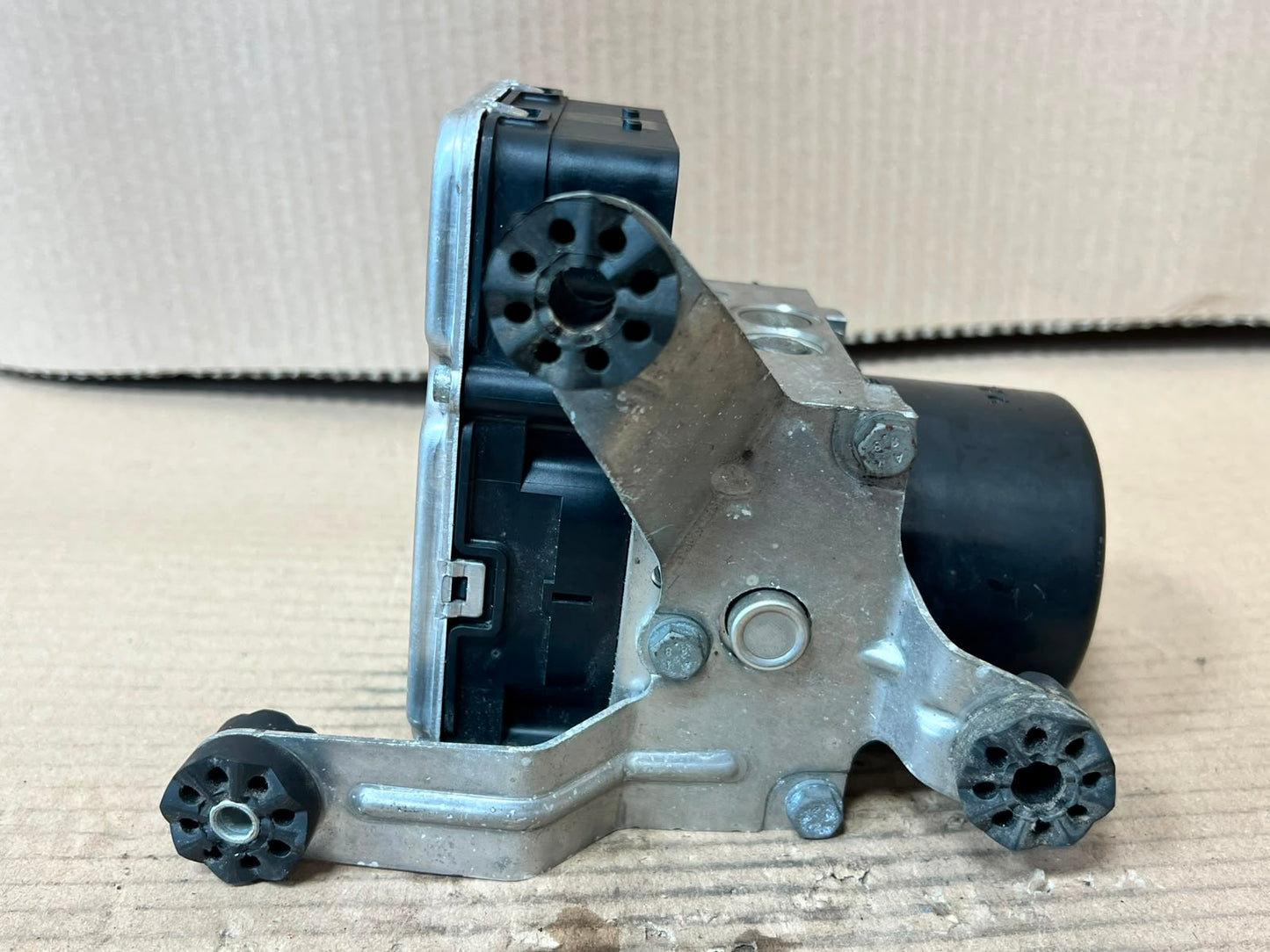 2012 BMW X3 F25 X4 F26 ABS Pump Control Module 6852748 6852747 OEM