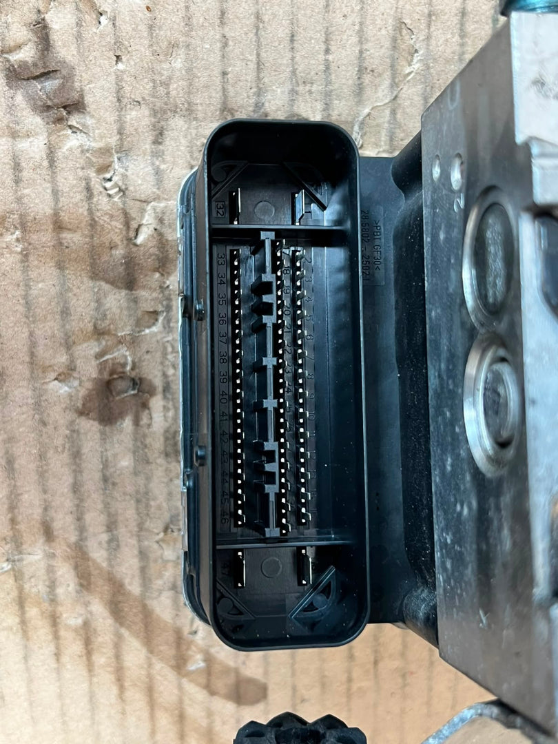 2012 BMW X3 F25 X4 F26 ABS Pump Control Module 6852748 6852747 OEM