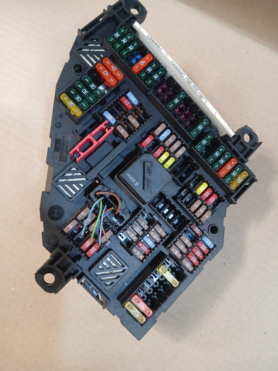 BMW F10 F11 F18 F01 F02 F03 F13 Rear Junction Fuse Box 9264923 OEM 2010-2016